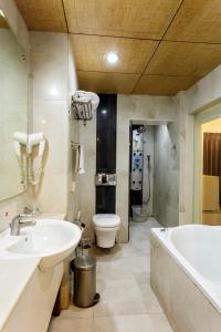 Et badeværelse på Hotel Vrishali Executive