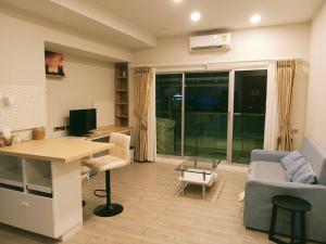 - un salon avec un bureau et un canapé dans l'établissement Harmony family room, à Bangkok