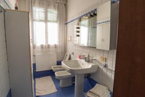 威尼斯的住宿－Casa Eden，一间带水槽和卫生间的浴室