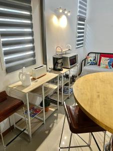 uma sala de estar com duas mesas e uma cama em We Loft Large Great for Families em Málaga