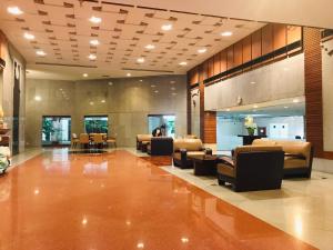 un hall d'entrée avec des canapés et des chaises dans un bâtiment dans l'établissement Harmony family room, à Bangkok 37 autres photos