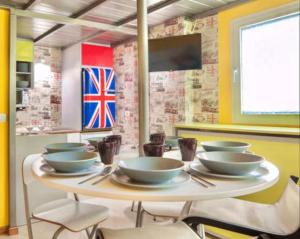 una mesa con tazones y utensilios. en We Loft Large Great for Families, en Málaga