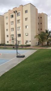 um campo de basquetebol em frente a um edifício em شقة في مدينة الملك عبدالله الاقتصادية حي الشروق em King Abdullah Economic City