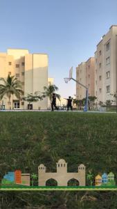 a view of a city with a basketball hoop and buildings at شقة في مدينة الملك عبدالله الاقتصادية حي الشروق in King Abdullah Economic City