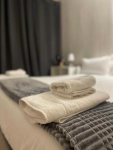 Dos toallas están encima de una cama. en Pensión Artea, en San Sebastián