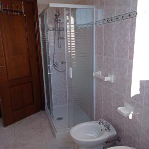 ヴィッラ・サン・ピエトロにあるCasa Robertaのシャワー、トイレ、洗面台を備えたバスルーム
