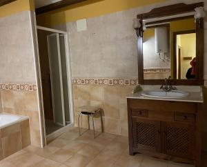 A bathroom at Casa Rural Les Caixes