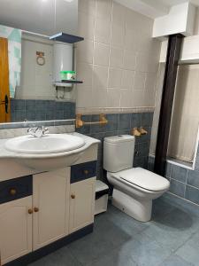 A bathroom at Casa Rural Les Caixes