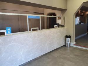 a white marble counter in a lobby with a trash can at Il Gabbiano in Termini Imerese