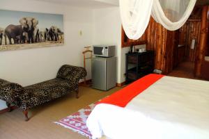 Una cama o camas en una habitación de Hartbeespoortdam Lodge