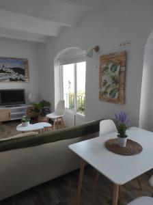 sala de estar con sofá y mesa en Casa El Picacho en Alcalá de los Gazules