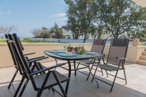 Balkón alebo terasa v ubytovaní Arelia Beachfront Sea View Apartment