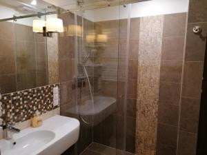 łazienka z prysznicem i umywalką w obiekcie Family Homes - Apartamenty Gwiazda Morza we Władysławowie +20 zdjęć