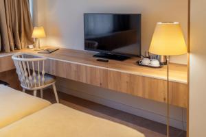TV a/nebo společenská místnost v ubytování HOTEL AGAPE