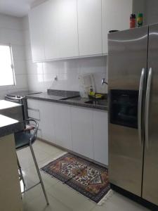 Кухня или мини-кухня в Apto inteiro Seguro e Confortável com piscina
