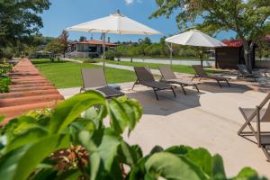 Vonkajšia záhrada v ubytovaní Arelia Beachfront Sea View Apartment