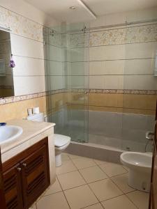 ein Badezimmer mit einem WC, einer Badewanne und einem Waschbecken in der Unterkunft Villa Ory in Agadir