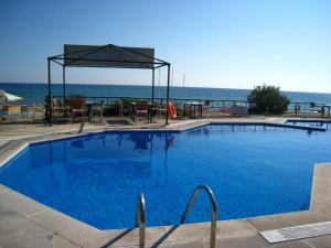 สระว่ายน้ำที่อยู่ใกล้ ๆ หรือใน Waves Apartments Harmony Glyfada Corfu