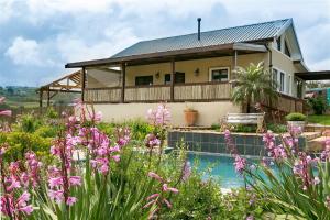 Piscina de la sau aproape de Narnia Guest House