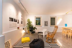 a living room with a table and chairs and a rug at Gabanel Bike Hostel in Bussolengo