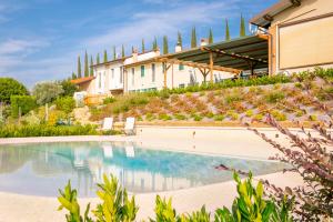 una villa con piscina e una casa di Le Bianchette Agriturismo e Fattoria Didattica a Sommacampagna
