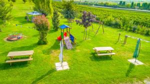 una vista aerea su un parco con panchine e parco giochi di Le Bianchette Agriturismo e Fattoria Didattica a Sommacampagna