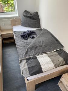 een bed met een blauwe strik erop bij Monteurswohnung in Akensche Vorstadt