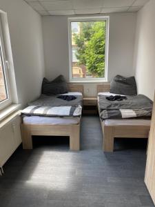 Un pat sau paturi într-o cameră la Monteurswohnung