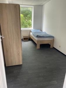 een kamer met een bed en een raam bij Monteurswohnung in Akensche Vorstadt