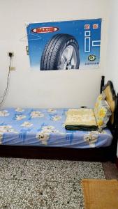 ein Bett mit einem Reifen an der Wand in der Unterkunft 東海旅社 有匯款才會留房喔 in Shuili