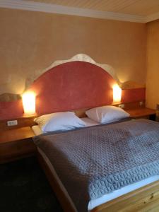 Postel nebo postele na pokoji v ubytování Hotel Wirt Z'Minsta