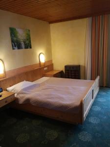 Postel nebo postele na pokoji v ubytování Hotel Wirt Z'Minsta