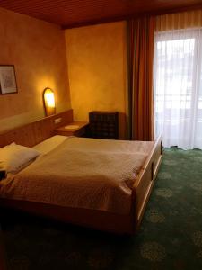 Postel nebo postele na pokoji v ubytování Hotel Wirt Z'Minsta