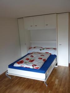 アローザにあるRothornblick 2 Zimmer Wohnungのベッドルーム1室(白いベッドフレーム付きのベッド1台付) +9枚の写真