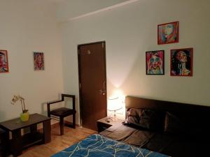 Postel nebo postele na pokoji v ubytování Marigold Stay