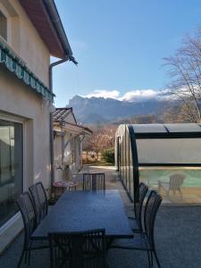 - une table et des chaises sur une terrasse avec vue dans l'établissement Chambre familiale "le pêcher", à Saillans