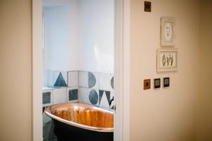 baño con bañera de cobre en una habitación en The White House en Bowness-on-Windermere