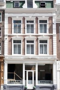 un gran edificio de ladrillo con un sueño escrito en él en Dream Hotel Amsterdam, en Ámsterdam