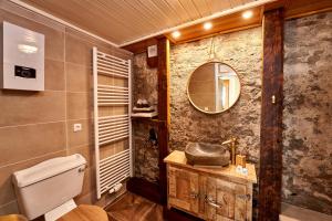 ein Badezimmer mit Toilette und Spiegel in der Unterkunft Ritterstube - Eifelstuben mit Charme, Nähe See und Burg, außergewöhnlich, Vulkaneifel in Ulmen