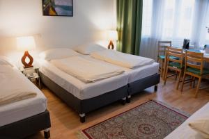 Posteľ alebo postele v izbe v ubytovaní Pension Hotel Mariahilf