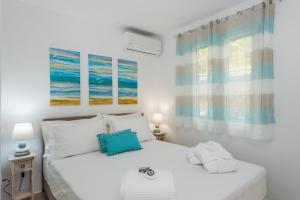 A bed or beds in a room at Waves Apartments Melody Glyfada Még 37 kép
