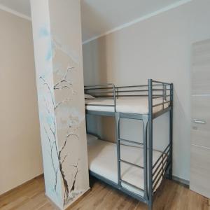 Łóżko piętrowe w pokoju ze ścianą w obiekcie CASA VACANZE DA GABRI w mieście Tirano