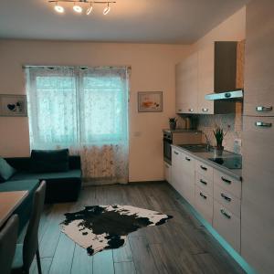 ティラーノにあるCASA VACANZE DA GABRIのキッチン(ソファ、テーブル付)