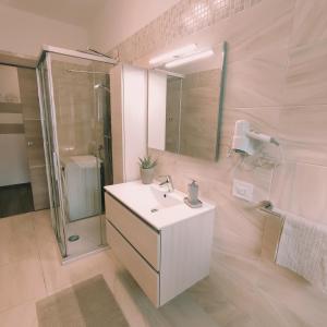 W łazience znajduje się umywalka, prysznic i lustro. w obiekcie CASA VACANZE DA GABRI w mieście Tirano
