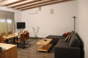 sala de estar con sofá y mesa en Zea Apartments, en Himare