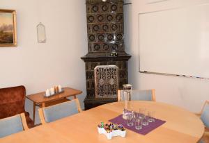 een eetkamer met een tafel en een open haard bij Liljenborg in Jämshög