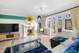 a living room with a fish tank in the middle at Stunning Cambridge Abode - Garden - Pet Friendly in Whittlesford