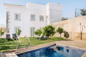 Πισίνα στο ή κοντά στο Colégio Charm House