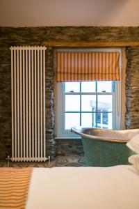 bagno con vasca e finestra di The White House a Bowness-on-Windermere Altre 37 foto
