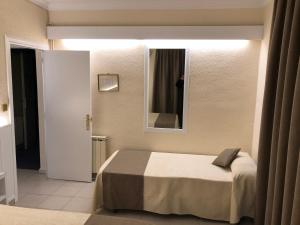 Postel nebo postele na pokoji v ubytování Hotel Claramar